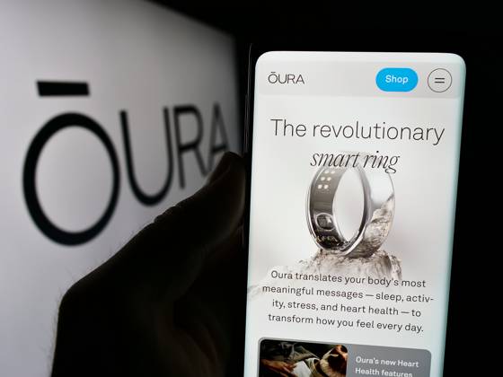 Illustration logos in Germany - 11 July 2024 In this photo illustration, a person is holding a cellphone with the webpage of Finnish health technology company Oura Health Oy in front of logo. Germany Copyright: xTimonxSchneiderx xSOPAxImagesx TSCHNEIDER_40520 Oura Health P7533555