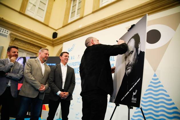Actor Karra Elejalde unveils the Star in his honor on the Paseo de la Fama in Almería Actor Karra Elejalde signs a photo of himself for having received the tribute award Almería, tierra de cine, on November 23rd, 2024 in Almería Andalucía, Spain The Almeria International Film Festival FICAL has awarded the Almería, tierra de cine award to actor Karra Elejalde, who will have his star on the Paseo de la Fama in front of the citys Cervantes Theater 23 NOVEMBER 2024 Marian Leó Almeria Almeria Almeria Spain  Copyright: xMarianxLeonx 6361269