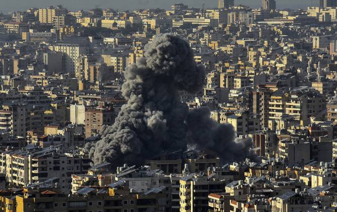 Bilder des Jahres 2024, News 11 November News Themen der Woche KW47 News Bilder des Tages Smoke billows following the Israeli army launched a series of airstrikes on Dahieh region in Beirut, Lebanon on November 23, 2024. The attack killed 20 persons and injured 23 others, according to the Lebanese Health Ministry.photo by rahim rhea.  LEB2024112301 RahimxRhéa