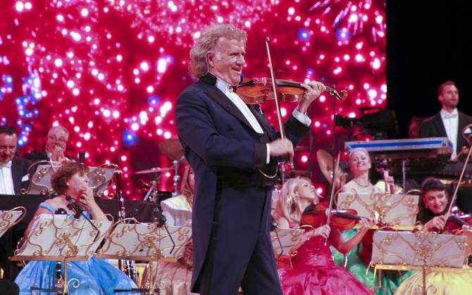 Bilder des Jahres 2024, Entertainment 11 November Entertainment Themen der Woche KW47 Zurich, Switzerland - November 22, 2024: André Rieu performs with his Johann Strauss Orchestra at Hallenstadion Zuerich. Concert, Konzert, Music, Musik, Mandoga Media Germany Zurich: André Rieu performs with Johann Strauss Orchestra