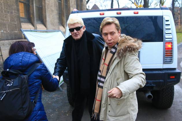 Heino - Frieden auf Ewigkeit: Lesung mit Barbara Wussow Erfurt, 23.11..2024 Heino mit Manager Helmut Werner bei der Ankunft vor der Lesung Heino - Frieden auf Ewigkeit: Lesung mit Barbara Wussow in der Thomaskirche in Erfurt Thüringen Germany Copyright: xMatthiasxGränzdörferx