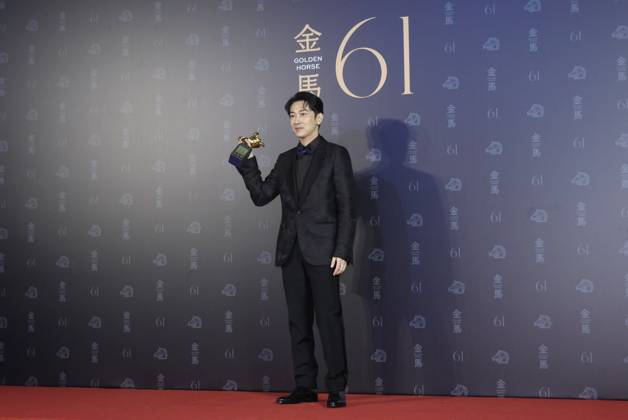 61st Taiwan Film Golden Horse Awards TAIPEI, CHINA - NOVEMBER 24, 2024 - Actors receive trophies at the 61st Taiwan Film Golden Horse Awards in Taipei, Taiwan province, China, Nov 24, 2024. Taipei Taiwan China  Copyright: xCFOTOx i1732415593189