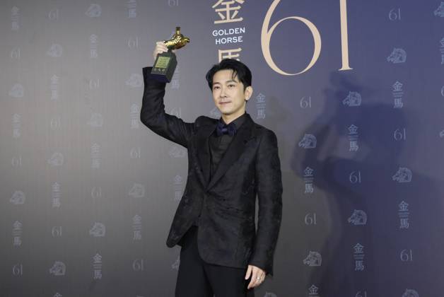 61st Taiwan Film Golden Horse Awards TAIPEI, CHINA - NOVEMBER 24, 2024 - Actors receive trophies at the 61st Taiwan Film Golden Horse Awards in Taipei, Taiwan province, China, Nov 24, 2024. Taipei Taiwan China  Copyright: xCFOTOx i1732415593470