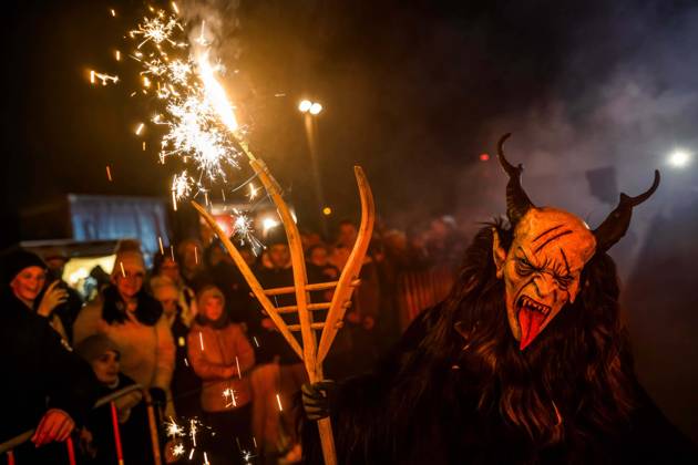 Bilder des Jahres 2024, News 11 November News Themen der Woche KW47 23.11.2024, Ostermiething, AUT, Unterwegs in Oberösterreich, Themenbild, Symbolbild, Verschiedene Themenbilder, Krampus, Perchten, Percht, Brauchtum, im Bild Illustration zum Thema Krampus, Perchten, Perchtenlauf, Krampuslauf, Bengalische Feuer, Perchtenlauf, Percht,