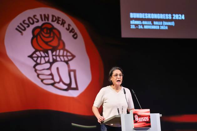 Bilder des Jahres 2024, News 11 November News Themen der Woche KW47 News Bilder des Tages Halle (Saale), Sachsen-Anhalt, Deutschland, 24.11.2024: Händel-Halle: Juso-Bundeskongress 2024: SPD-Vize Serpil Midyatli hält eine Rede Copyright: xdtsxNachrichtenagenturx dts_52468