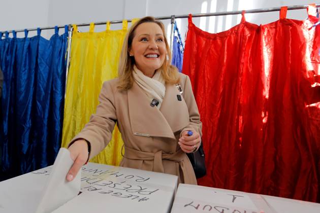 Bilder des Jahres 2024, News 11 November News Themen der Woche KW47 (241124) -- BUCHAREST, Nov. 24, 2024 -- Elena Lasconi, leader of the Save Romania Union (USR), votes during the first round of the presidential elections at a polling station in Bucharest, Romania, Nov. 24, 2024. Romanians headed to the polls Sunday for the first round of the presidential election, choosing from 14 candidates to lead the country for the next five years. (Photo by Cristian Cristel Xinhua) ROMANIA-BUCHAREST-PRESIDENTIAL ELECTION ZhangxGaiping 