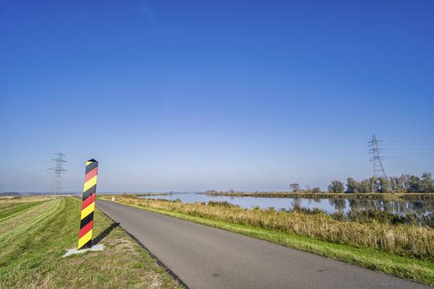 Radweg an der Westoder, Nationalpark Unteres Odertal, Brandenburg, Deutschland, Europa Cycle path along the West Oder, Lower Oder Valley National Park, Brandenburg, Germany, Europe Copyright: imageBROKER LotharxSteiner ibxlot11818570.jpg