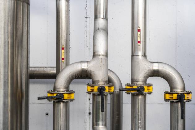 Rohrleitungen, einer Biogasanlage, erzeugt wird das Gas aus verschiedener Biomasse, der Strom wird in Blockheizkraftwerken, mit dem erzeugten Biogas hergestellt und an Unternehmen im benachbarten Gewerbegebiet verkauft, die entstandene Wärme wird in ein Nahwärmenetz eingespeist, Ense, NRW, Deutschland, Biogasanlage