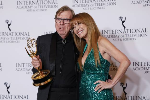Bilder des Jahres 2024, Entertainment 11 November Entertainment Bilder des Tages English actor Timothy Spall (L) and Jane Seymour (R) pose with the award for Best Performance by an Actor for The Sixth Commandment in the press room at the 52nd International Emmy Awards at New York Hilton Midtown in New York City on Monday, November 25, 2024.  NYP20241125190 JohnxAngelillo