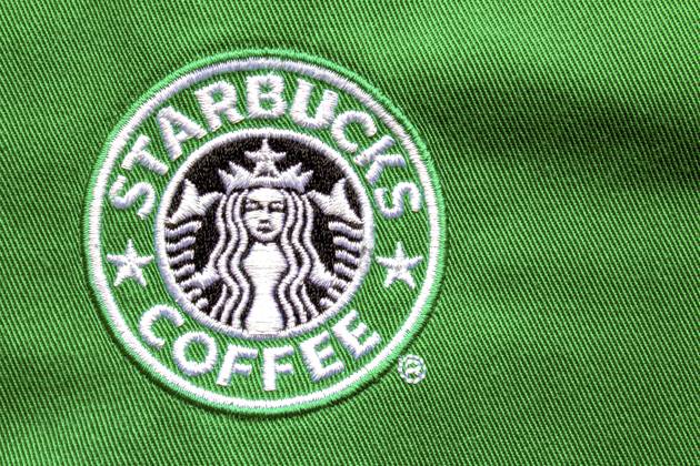 Calgary, Alberta, Kanada. 2. August 2020. Nahaufnahme eines Starbucks Coffee Logos auf einer grünen Schürze Calgary, Alberta, Canada. Aug 2, 2020. Close up of a Starbucks Coffee logo on a green apron Copyright: imageBROKER MarvinxSamuelxTOLENT ibliqx11707110.jpg