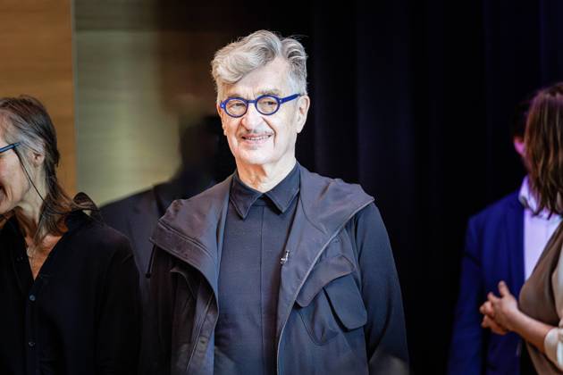 Entertainment Themen der Woche KW48 Bilder des Jahres 2024, Entertainment 11 November Entertainment Bilder des Tages 26.11.2024. Düsseldorf. Das Wim-Wenders-Gymnasium hat ein neues Schulgebäude in Oberbilk erhalten und bietet rund 840 Schülerinnen und Schülern auf einer Fläche von 12.135 Quadratmetern einen modernen Platz zum Lernen. Im Beisein von Namensgeber Wim Wenders findet die feierliche Eröffnung statt. Düsseldorf Wim-Wenders-Gymnasium, Schmiedestr. 25 Nordrhein-Westfalen Deutschland