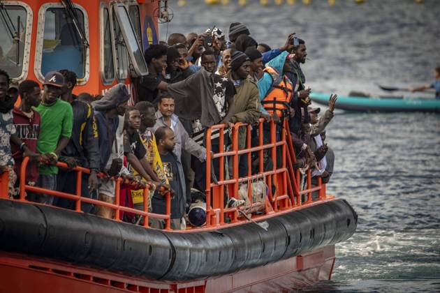 News Themen der Woche KW48 Bilder des Jahres 2024, News 11 November News Bilder der Tages Arrival of a new cayuco with 165 migrants to El Hierro Dozens of migrants on their arrival at the Port of La Restinga, on November 26, 2024, in El Hierro, Santa Cruz de Tenerife, Tenerife, Canary Islands Spain This morning, the maritime rescue helicopter, Helimer, based in Santa Cruz de Tenerife, located a cayuco 35 nautical miles from the island of El Hierro From the CCS of Tenerife the SSMM vessel, Salvamar Acrux, was activated, which managed to rescue 165 migrants, including 20 women and 2 small children, who were transferred to the port of La Restinga where they were disembarked. Among the people were Yemeni nationals as well as Senegalese and Malian 26 NOVEMBER 2024 MIGRANTS IMMIGRATION CAYUKO CANARY ISLANDS IMMIGRANTS PATERA RESCUE S Copyright: xAntonioxSemperex 6368375