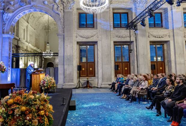 26-11-2024 Amsterdam King Willem-Alexander attend the award ceremony of the Erasmus Prize of 150.000 euro to Indian writer Amitav Ghosh (Kolkata, 1956) at the Royal palace in Amsterdam. Â  Copyright: xPPEx