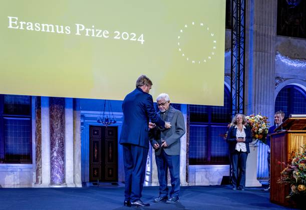 26-11-2024 Amsterdam King Willem-Alexander attend the award ceremony of the Erasmus Prize of 150.000 euro to Indian writer Amitav Ghosh (Kolkata, 1956) at the Royal palace in Amsterdam. Â  Copyright: xPPEx