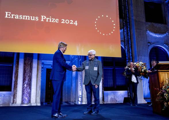 26-11-2024 Amsterdam King Willem-Alexander attend the award ceremony of the Erasmus Prize of 150.000 euro to Indian writer Amitav Ghosh (Kolkata, 1956) at the Royal palace in Amsterdam. Â  Copyright: xPPEx