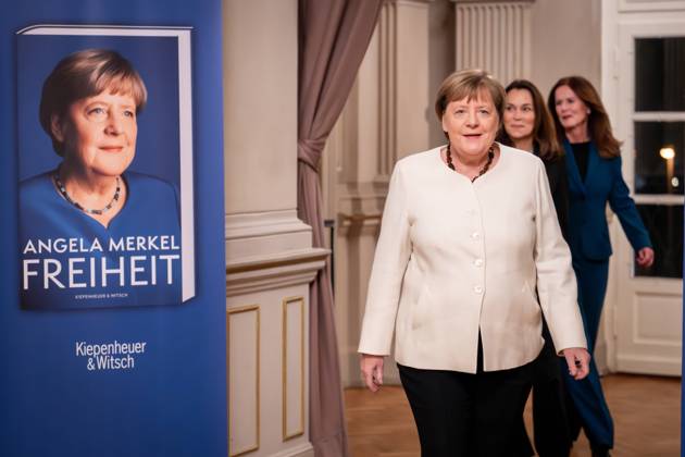 News Themen der Woche KW48 Bilder des Jahres 2024, News 11 November News Bilder der Tages Buchpremiere Memoiren Freiheit von Dr. Angela Merkel Dr. Angela Merkel, Bundeskanzlerin a.D. bei ihrer Ankunft beim Photocall gemeinsam mit Anne Will, Journalistin und Moderatorin des Abends und Kerstin Gleba, Verlegerin Kiepenheuer und Witsch und das Logo ein Abbild ihres neuen Buches bei der Buchpremiere und Vorstellung der Memoiren von Dr. Angela Merkel mit dem Titel Freiheit im Deutsches Theater, Berlin , 26.11.2024 Berlin Berlin Deutschland