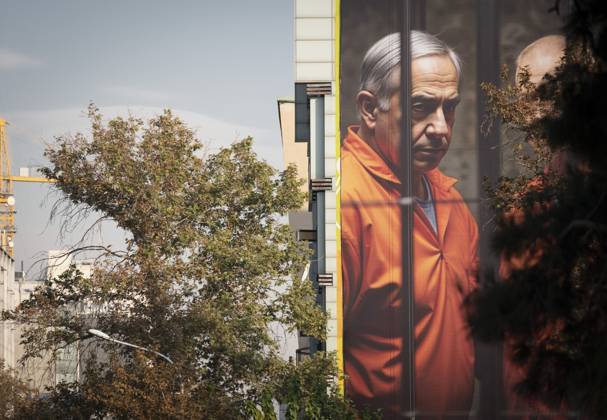 Bilder des Jahres 2024, News 11 November News Bilder der Tages Daily Life In Tehran And Anti-Israeli Reactions A giant portrait of Israeli Prime Minister Benjamin Netanyahu in prison uniform appears on a wall of a governmental building in downtown Tehran, Iran, on November 26, 2024. The International Criminal Court (ICC) issues arrest warrants for Israeli Prime Minister Benjamin Netanyahu and former Israeli Defense Minister Yoav Gallant for alleged war crimes. Tehran Tehran Iran  Copyright: xMortezaxNikoubazlx originalFilename: nikoubazl-dailylif241126_npOL3.jpg