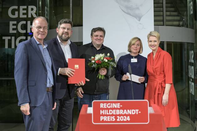 News Themen der Woche KW48 Bilder des Jahres 2024, News 11 November GER, Berlin, Verleihung Regine-Hildebrandt-Preis 2024, SPD, Politik im Atrium, Willy-Brandt-Haus, im Bild v.l.: Endstation Rechts ist eine Initiative, die sich seit 2006 gegen Rechtsextremismus und für eine offene, demokratische Gesellschaft engagiert 26.11. 2024, Copyright: HMBxMedia UwexKoch