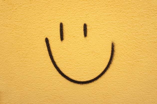 bitte lächeln - an eine Wand gespraytes Smiley Gesicht