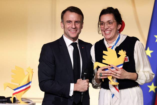 Macron Presides Over Young Talented Entrepreneur Award Ceremony - Paris President Emmanuel Macron hands over to Romane Petagna Romando, the coup de coeur award during the award ceremony for young talented entrepreneurs from immigration suburbs in France at the Elysee Palace in Paris, France on November 27, 2024. Photo by Stephane Lemouton Pool ABACAPRESS.COM Paris France  Copyright: xLemoutonxStephane Pool ABACAx