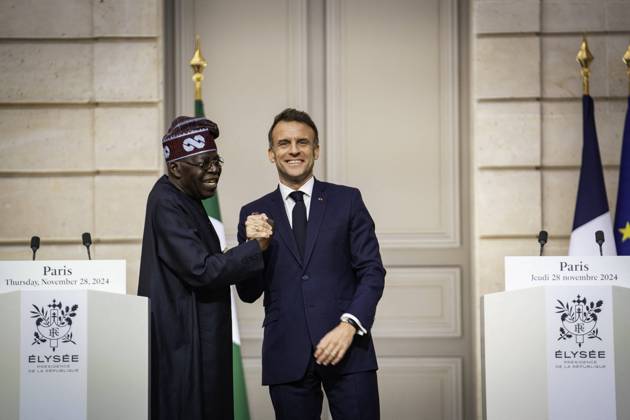 Bilder des Jahres 2024, News 11 November News Bilder des Tages President Macron And President Tinubu Joint Press Conference - Paris French President Emmanuel Macron (R) and Nigerian president Bola Tinubu shake hands as theyr arrive to give a press conference following a meeting at the Elysee palace in Paris, on November 28, 2024. Photo by Gabrielle Cezard Pool ABACAPRESS.COM Paris France  Copyright: xCezardxGabrielle Pool ABACAx