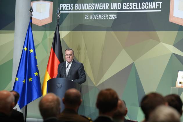 Verleihung des Preises Bundeswehr und Gesellschaft 2024 Verteidigungsminister Boris Pistorius bei seiner Rede bei der Verleihung des Preises Bundeswehr und Gesellschaft 2024 im Paul Loebe Haus, Berlin, 28.11.2024 Berlin Berlin Deutschland