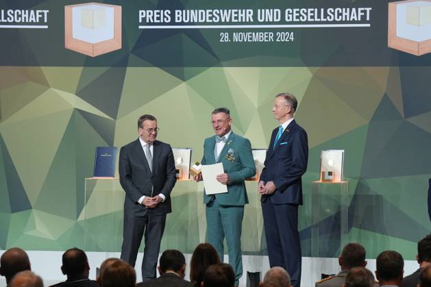 Verleihung des Preises Bundeswehr und Gesellschaft 2024 Verteidigungsminister Boris Pistorius gemeinsam mit Oberbuergermeister von Marienberg Andre Heinrich und Dr. Gerd Landsberg mit dem Preis bei der Verleihung des Preises der Bundeswehr und Gesellschaft 2024, Berlin, 28.11.2024 Berlin Berlin Deutschland