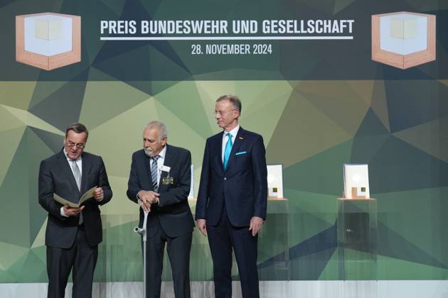 Verleihung des Preises Bundeswehr und Gesellschaft 2024 Verteidigungsminister Boris Pistorius gemeinsam mit Klaus Kunzmann und Dr. Gerd Landsbergmit dem Preis bei der Verleihung des Preises der Bundeswehr und Gesellschaft 2024, Berlin, 28.11.2024 Berlin Berlin Deutschland