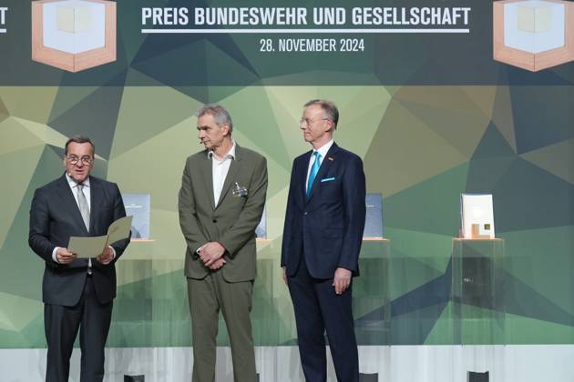 Verleihung des Preises Bundeswehr und Gesellschaft 2024 Verteidigungsminister Boris Pistorius gemeinsam mit Oberstudienrat Oliver Sluka und Dr. Gerd Landsberg mit dem Preis bei der Verleihung des Preises der Bundeswehr und Gesellschaft 2024, Berlin, 28.11.2024 Berlin Berlin Deutschland
