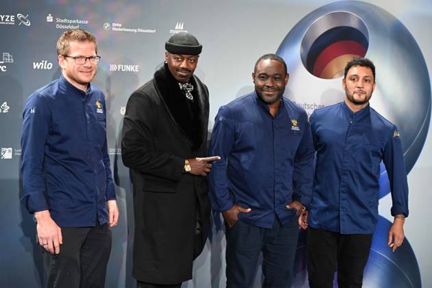 Entertainment Bilder des Tages Nelson MUELLER, Müller, 2.v.r., Koch, mit seinem Team Roter Teppich, Red Carpet Show, Ankunft, arrival, Verleihung Deutscher Nachhaltigkeitspreis in Duesseldorf am 28.11.2024.
