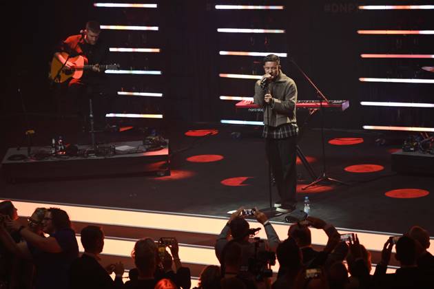 Nico SANTOS, Saenger, Musiker, erhaelt den Deutschen Nachhaltigkeitspreis, hier bei seinem Konzert, singend, Gesang, Verleihung Deutscher Nachhaltigkeitspreis in Duesseldorf am 28.11.2024.
