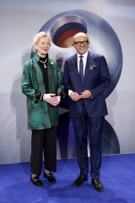 Politikerin Mary Robinson, ehemalige UN-Hochkommissarin für Menschenrechte, und Nachhaltigkeitspreis-Initiator Stefan Schulze-Hausmann, Vorstandsvorsitzender der Stiftung Deutscher Nachhaltigkeitspreis e. V., bei der Verleihung des Deutschen Nachhaltigkeitspreis im Maritim Hotel Düsseldorf. Düsseldorf, 28.11.2024 NRW Deutschland Copyright: xChristophxHardtx