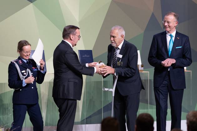 28.11.2024, Preis Bundeswehr und Gesellschaft Preisverleihung 2024 im Paul Löbe Haus des Deutschen Bundestags in Berlin. In der Kategorie Vereine erhält Klaus Kunzmann, Geschäftsführender Gesellschafter, Patenschaftsgesellschaft Marineschiff Karlsruhe Urkunde und Preis aus den Händen des Verteidigungsministers. Rechts: Ehrengeschäftsführer des Deutschen Städte- und Gemeindebundes, Dr. Gerd Landsberg, Berlin