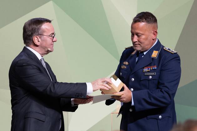 28.11.2024, Preis Bundeswehr und Gesellschaft Preisverleihung 2024 im Paul Löbe Haus des Deutschen Bundestags in Berlin. Als Einzelperson erhält aus den Händen von Verteidigungsminister Boris Pistorius (SPD) die Auszeichnung Stabsfeldwebel Michael Eichstaedt, Einsatzführungskommando der Bundeswehr für sein Projekt und seine Arbeit am Wald der Erinnerung. Berlin