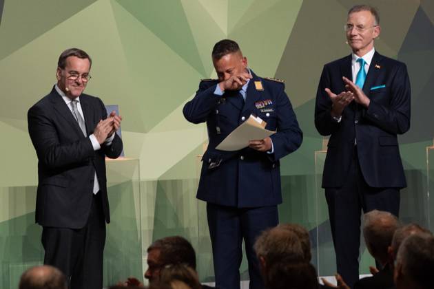 28.11.2024, Preis Bundeswehr und Gesellschaft Preisverleihung 2024 im Paul Löbe Haus des Deutschen Bundestags in Berlin. Als Einzelperson erhält die Auszeichnung Stabsfeldwebel Michael Eichstaedt, Einsatzführungskommando der Bundeswehr für sein Projekt und seine Arbeit am Wald der Erinnerung. Hier mit Verteidigungsminister Boris Pistorius (SPD) und Ehrengeschäftsführer des Deutschen Städte- und Gemeindebundes, Dr. Gerd Landsberg (rechts). Berlin
