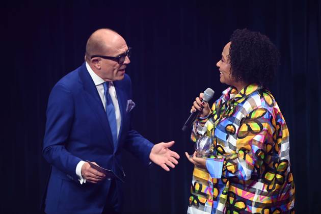 Emeli SANDE, rechts, Saengerin, bekommt den Ehrenpreis de Deutschen Nachhaltigkeitspreises, links Stefan SCHULZE-HAUSMANN, Vorstandsvorsitzender Stiftung Deutscher Nachhaltigkeitspreis Verleihung Deutscher Nachhaltigkeitspreis in Duesseldorf am 29.11.2024.