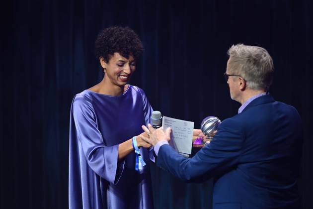 Malaika MIHAMBO, Weitspringerin, erhaelt den Ehrenpreis des Deutschen Nachhaltigkeitspreis, rechts Norbert KOENIG, König, Moderator, Verleihung Deutscher Nachhaltigkeitspreis in Duesseldorf am 29.11.2024.