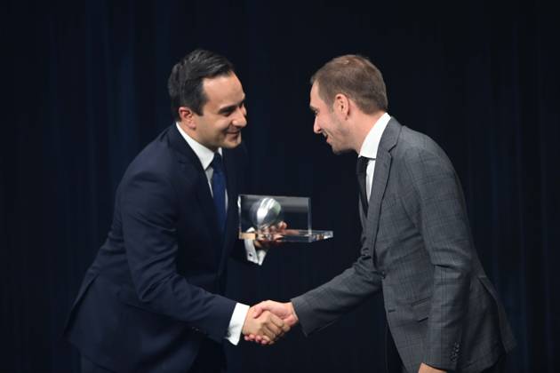 Philipp LAHM erhaelt den Sonderpreis des Deutschen Nachhaltigkeitspreis, fue die Organisation der UEFA 2024 EM, hier mit Laudator Mahmut OEZDEMIR, Politiker, Verleihung Deutscher Nachhaltigkeitspreis in Duesseldorf am 29.11.2024.