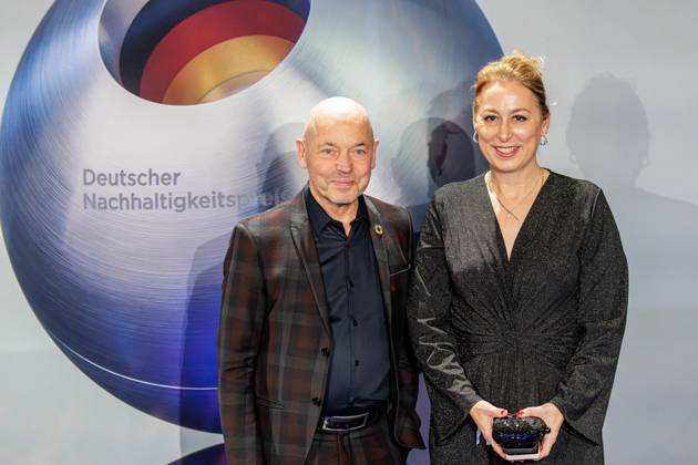 29.11.2024. Düsseldorf. Zum 17. Mal werden gemeinsam mit der Bundesregierung und weiteren Partnern im Düsseldorfer MARITIM Hotel Vorreiter:innen der Nachhaltigkeit ausgezeichnet. Prämiert werden die Sieger:innen der Wettbewerbe Unternehmen, Sport, Internationaler Deutscher Nachhaltigkeitspreis, Architektur und Gesundheit. Hier: Christine Lemaitre (re.) mit Begleiter. Düsseldorf Maritim Hotel Nordrhein-Westfalen Deutschland