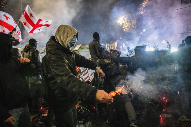 Bilder des Jahres 2024, News 11 November Anti-government protest in Tbilisi, Georgia - 30 Nov 2024 A pro-European protester prepares to throw a firework at police from behind a makeshift barricade during an anti-government protest. Following a controversial election last month, ruling party Georgian Dream Prime Minister Irakli Kobakhidze announced on November 28th that they will no longer pursue a European future until the end of 2028. People gathered on the streets on Thursday and Friday nights until the early morning, facing tear gas, water cannons, and violent arrests. Tbilisi Georgia Copyright: xJayxKoglerx xSOPAxImagesx DSC_3622