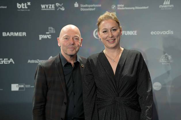 Deutscher Nachhaltigkeitspreis 2024 am 29.11.2024 im Maritim Hotel in Düsseldorf Dr. Christine Lemaitre ( Geschäftsführender Vorstand der DGNB ), rechts und Begleitung