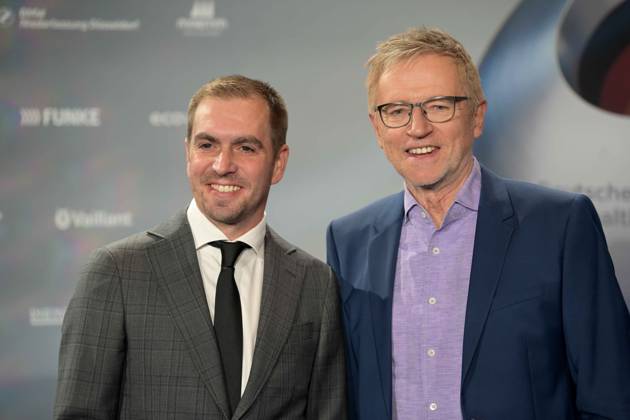 Deutscher Nachhaltigkeitspreis 2024 am 29.11.2024 im Maritim Hotel in Düsseldorf Philipp Lahm ( ehemaliger Fußballer ), links und Norbert König ( Moderator )