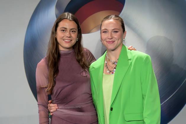 Deutscher Nachhaltigkeitspreis 2024 am 29.11.2024 im Maritim Hotel in Düsseldorf Selin Orzu ( Sportlerin - Hockeyspielerin ), links und Nike Lorenz ( Sportlerin - Hockeyspielerin )