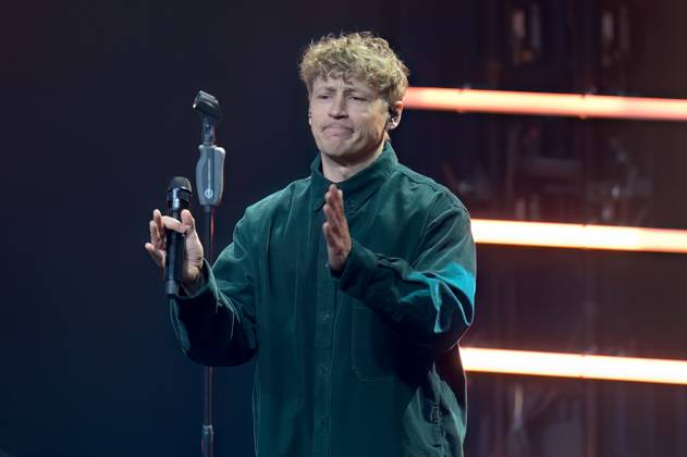 Deutscher Nachhaltigkeitspreis 2024 am 29.11.2024 im Maritim Hotel in Düsseldorf Tim Bendzko ( Musiker ) steht mit seiner Band auf der Bühne