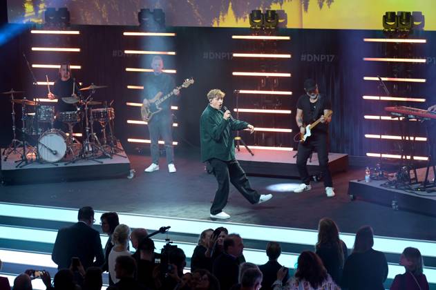 Deutscher Nachhaltigkeitspreis 2024 am 29.11.2024 im Maritim Hotel in Düsseldorf Tim Bendzko ( Musiker ) steht mit seiner Band auf der Bühne