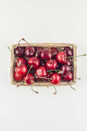IMAGO Creative, Jahreszeit Sommer, Kirschen Fresh ripe cherry in a small wicker basket, Creative top view of fresh ripe cherry in a small wicker basket with copy space isolated white background minimal style. Concept of summer fun and healthy eating. Template for your text or food design, Creative top view of fresh ripe cherry in a small wicker basket with copy space isolated white background minimal style. Concept of summer fun and healthy eating. Template for your text or food design, 09.10.2024, Copyright: xTopdeqx Panthermedia38055256.jpg