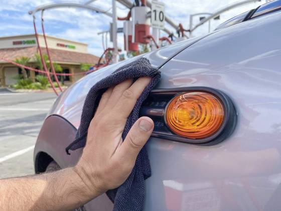 Männerhand beim Reinigen des Autos mit schwarzem Mikrofasertuch. Hand abwischen Oberfläche des Autos. Car Detailing und Autowäsche Konzept, San Diego, USA, 13. August 2020, Nordamerika Man s hand cleaning the car with black microfiber cloth. Hand wipe down surface of car. Car detailing and car wash concept, San Diego, USA, August 13th, 2020, North America Copyright: imageBROKER ThomasxDexWever ibliqx11719305