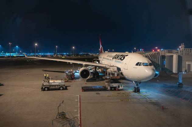 22.10.2024, Singapur, Republik Singapur, Asien - Ein Airbus A330-200 Passagierflugzeug der australischen Fluggesellschaft Qantas Airways mit der Registrierung VH-EBJ parkt am Gate auf dem internationalen Flughafen Changi (SIN) und wird beladen. Qantas ist Mitglied der Oneworld Airline-Allianz.