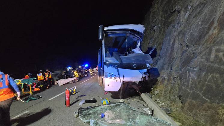 Bilder des Jahres 2024, News 12 Dezember News Themen der Woche KW48 News Bilder des Tages Accident de bus à Porté Puymorens Accident de bus à Porté Puymorens Dec 1st 2024 France Pyrenees Orientales a coach accident in the mountains leaves at least two dead and fifteen injured The accident occurred on a mountain road two hours from Toulouse and Perpignan The coach was carrying several dozen passengers PHOTOPQR L INDEPENDANT Frederique Berlic  Copyright: xxFrederiquexBerlicx 20241201IND900