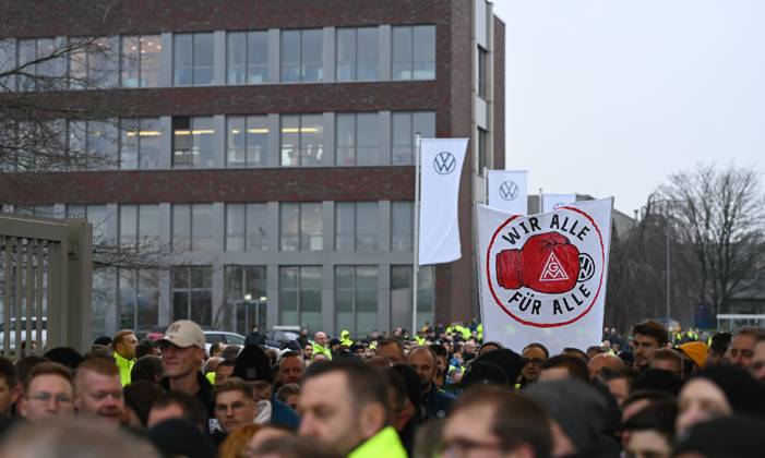 IG Metall ruft zu flächendeckenden Streiks in VW-Werken auf. Mitarbeiter versammeln sich vom Volkswagen-Werk in Emden. Die IG Metall fordert Lohnerhöhungen, VW will seinen Arbeitern weniger bezahlen. Nun beginnen flächendeckende Streiks an den deutschen Standorten des Autoherstellers. Emden Niedersachsen Deutschland